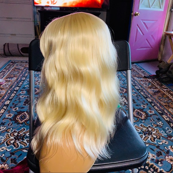 Beachy light blond wig - Picture 5 of 10